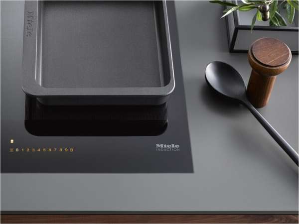 Miele KM 7689 FL Herdunabhängiges Induktionskochfeld PLATINUM im Panorama-Design und mit TempControl für perfekte Bratergebnisse